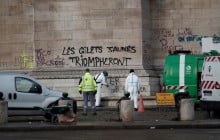 Протесты "желтых жилетов": участники разрисовали и повредили Триумфальную арку