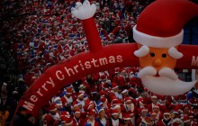 Сотни британцев в костюмах Санта-Клауса пробежали по улицам Ливерпуля (фото, видео)