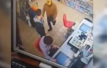 В Кривом Роге вооруженный топором мужчина в маске тигра пытался ограбить магазин (видео)