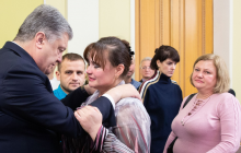 Порошенко проводит встречу с семьями захваченных Россией в плен моряков (видео)