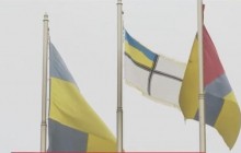 Мати полоненого українського моряка підняла прапор ВМС у центрі Кропивницького (відео)