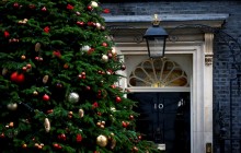 Букингемский дворец украсили к Рождеству (видео)