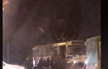 У Харкові пасажирам довелося штовхати трамвай, який "заглух" на колії (відео)