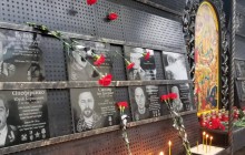 У Києві біля Афганського храму відкрили Стіну пам’яті та скорботи з іменами ветеранів-афганців, які загинули на Сході України