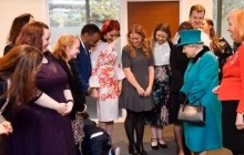 Відповз по-англійськи: під час зустрічі з королевою Єлизаветою ІІ стався курйоз (відео)