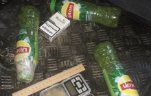 Зеленый "чай": пес унюхал три бутылки марихуаны на КПП "Ужгород" (фото)