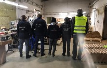 У Польщі виявили нелегальну фабрику з виробництва сигарет, на якій змушували працювати українців (відео)