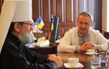 Єпископам УПЦ представники влади вручають запрошення на Об'єднавчий собор