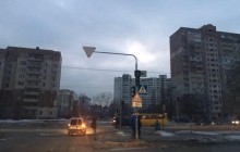 Не горять ліхтарі і зупинилися трамваї: у Києві знеструмлено цілий житловий масив (фото)
