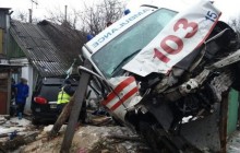 У Житомирі "швидка" та ще одна автівка в'їхали у будинок: травмовано 8 людей (фото, відео)