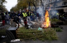В Париже появились первые баррикады (фото)