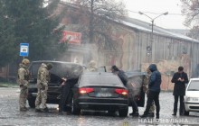 Під час спецоперації у Мукачеві затримали групу наркоділків з пістолетами, ножами та битою (фото)