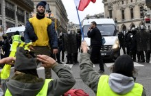 Прокремлівські тролі в Twitter поширюють дезінформацію про протести у Франції - Bloomberg