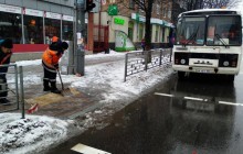 В усіх районах Києва обробили місця пересування пішоходів протиожеледними матеріалами - КМДА