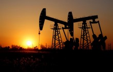 Рынок ожидает сотни тысяч "лишних" баррелей нефти: цены на "черное золото" отреагировали