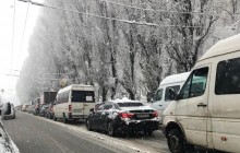 В Дніпрі через снігопад утворилися великі затори і черги на зупинках (фото)