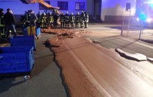 Шоколадний потік: вулицю німецького міста затопило тонною солодкого продукту (фото, відео)