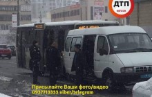 У Києві через суперечку між пасажиром та водієм маршрутка врізалася в поліцейське авто