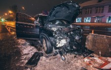 У центрі Києва позашляховик влетів у відбійник - водій загинув на місці (фото, відео)