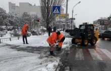 КМДА: на вулицях міста працює 359 одиниць спецтехніки та 70 бригад ручного прибирання