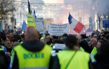 "Желтые жилеты" снова протестуют во Франции: блокируются дороги, есть задержанные (фото)