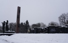 Во Львове демонтируют 30-метровую стелу монумента славы (фото)