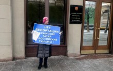 В Москве проходит одиночный пикет против репрессий крымских татар (фото)