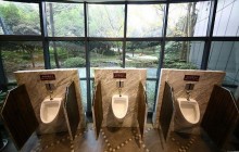 "И это ты называешь пенисом?": мужчины поделились самыми странными ситуациями во время посещений туалета