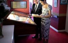 Вагітна Меган Маркл підкреслила великий живіт білою облягаючою сукнею (фото)