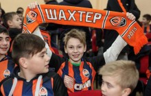 Шахтёр подарил детям из "Давай, играй!" 1500 фирменных футболок на День святого Николая
