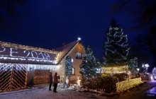 Використав 27 кілометрів гірлянд: у Чехії чоловік перетворив свій будинок на музей Різдва (фото, відео)