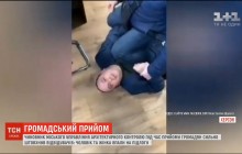 У Херсоні чиновник із лайкою повалив на підлогу пенсіонерів, які прийшли до нього на прийом (відео)
