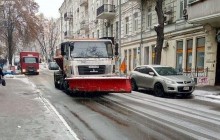 КГГА: малогабаритная техника и 470 сотрудников из ручной уборки расчищают проезды и тротуары
