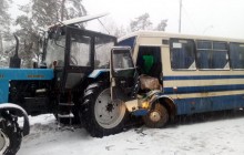 Под Киевом столкнулись трактор и пассажирский автобус, есть пострадавшие