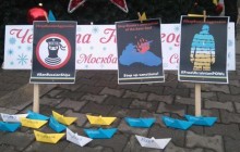 В Болгарии под подаренной Россией елкой устроили акцию против морской агрессии РФ (фото)