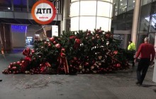 "НП року": в аеропорту "Бориспіль" завалилася величезна новорічна ялинка (фото)