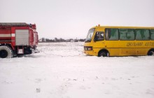 Под Киевом в снегу застрял школьный автобус с детьми (фото, видео)