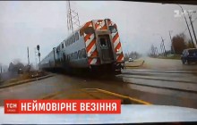 В США полицейское авто чудом разминулось с поездом на переезде (видео)