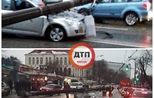 В Киеве во время движения на автомобиль упал столб (фото, видео)