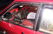 У Тернополі свідки хуліганства затримали чоловіка, який розбив вікно в автомобілі (фото)