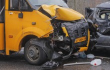 Під Києвом зіткнулися два легковики та автобус: одна людина загинула (фото, відео)