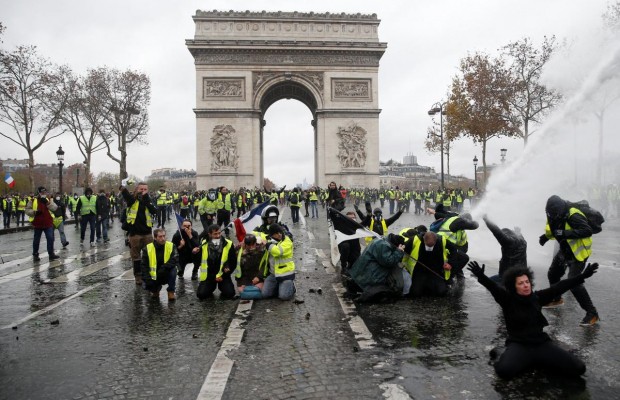 В Париже временно закрывают Эйфелеву башню и Лувр из-за акций "желтых жилетов" (видео)