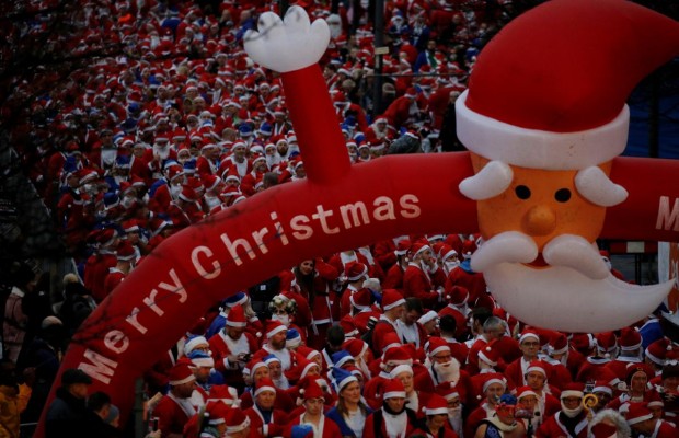 Сотни британцев в костюмах Санта-Клауса пробежали по улицам Ливерпуля (фото, видео)