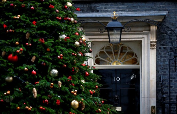 Букінгемський палац прикрасили до Різдва (відео)