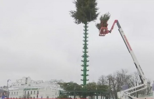 У Києві вже почали встановлювати новорічні ялинки (відео)