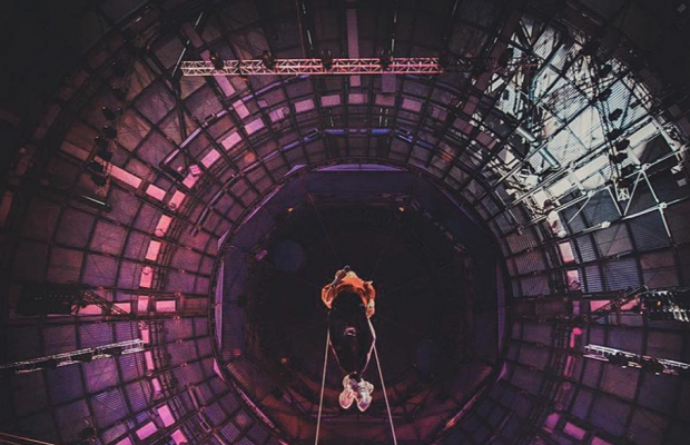 "Над гніздом зозулі": Лобода зависла під куполом спорткомплексу в Мінську (фото)