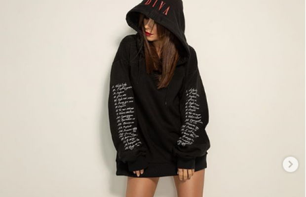 "Не може пристойно одягнутися?": Ані Лорак у відвертому міні розсердила фанатів (відео)