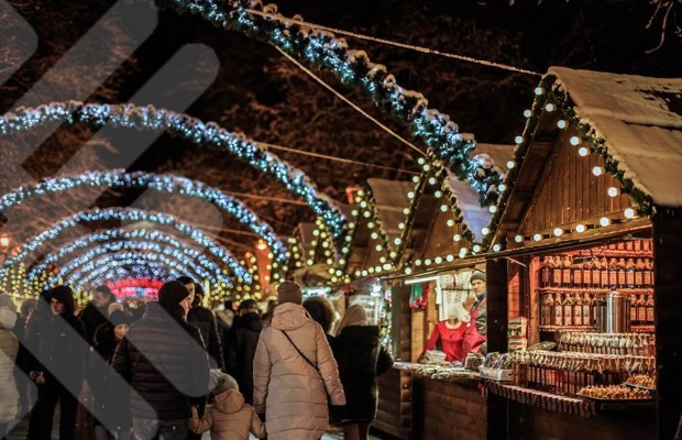 Домик Святого Николая и 20-метровая живая елка: чем завлекает туристов рождественская ярмарка в центре Львова (фото, видео)