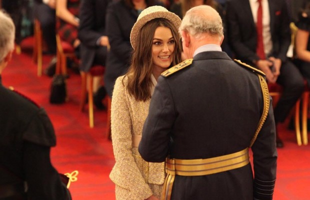 Принц Чарльз нагородив Кіру Найтлі орденом офіцера Британської імперії (фото)