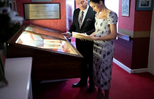 Беременная Меган Маркл подчеркнула большой живот белым облегающим платьем (фото)